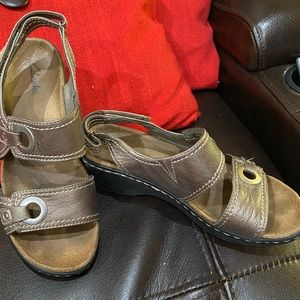 Clark shoes excellent used condition. Bronze color